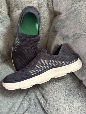 Vionic Sage Recovery VRX Slip-On Knit Sneakers in Navy with White Sole Mens 9